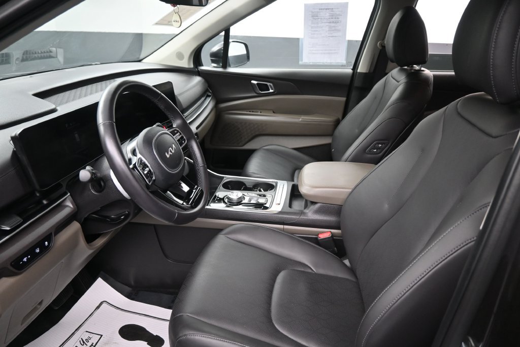 Used 2025 Kia Carnival EX FWD image 20