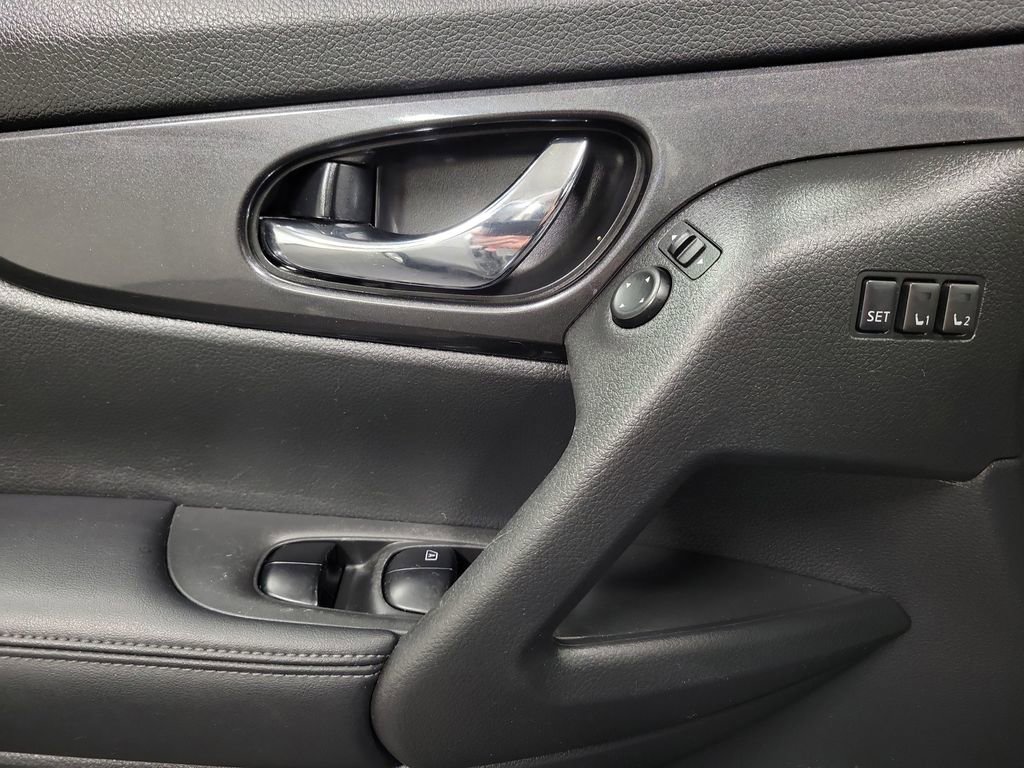 Used 2018 Nissan Rogue SV w/ Premium Package image 21