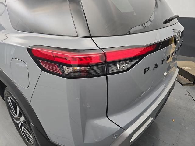 Used 2024 Nissan Pathfinder Platinum image 18