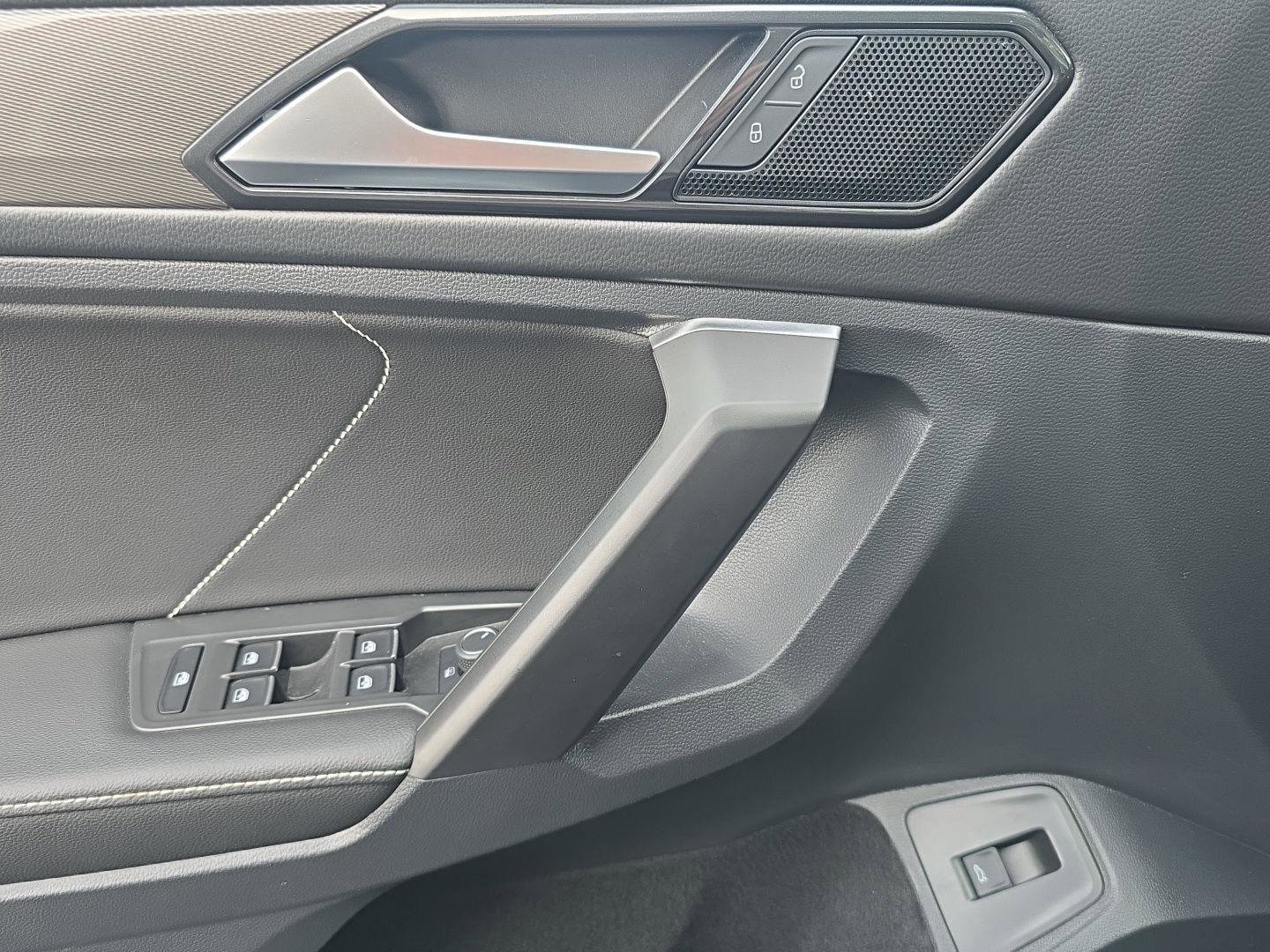 Used 2023 Volkswagen Tiguan SE w/ Panoramic Sunroof Package image 17