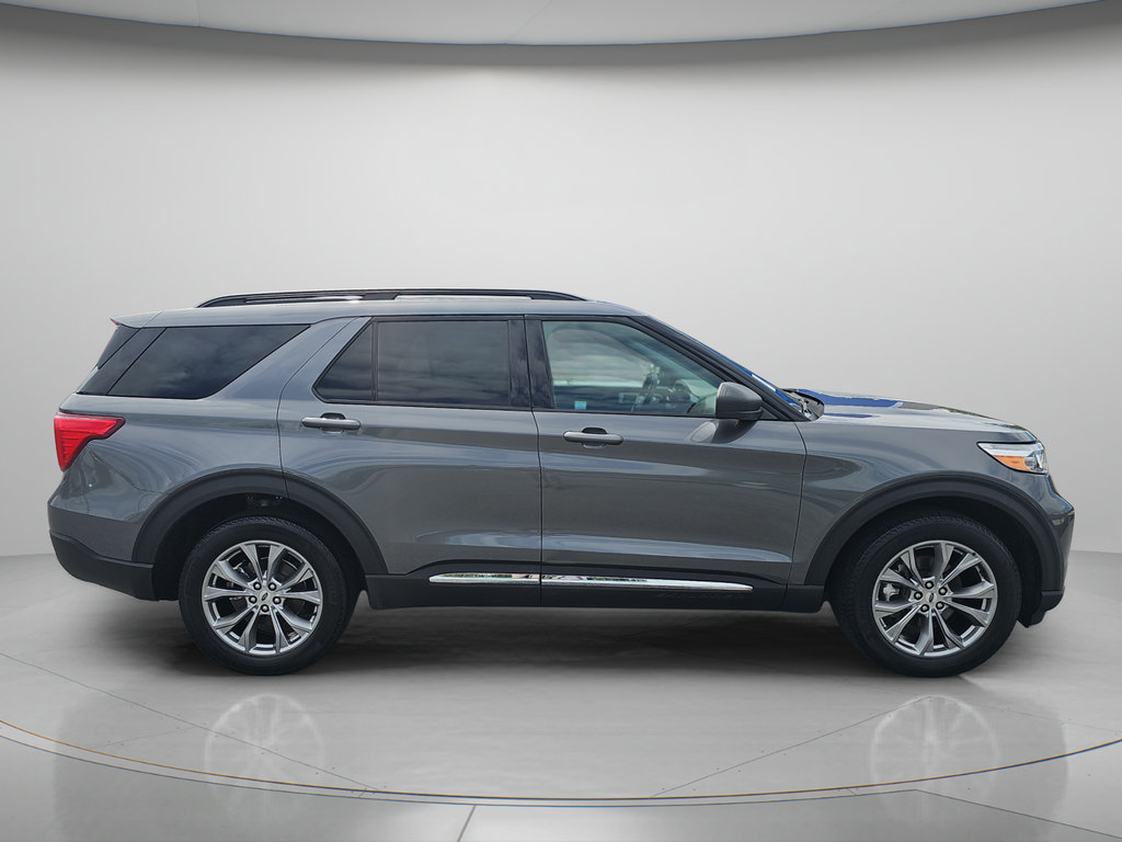 Used 2022 Ford Explorer XLT w/ Equipment Group 202A AWD/4WD image 2
