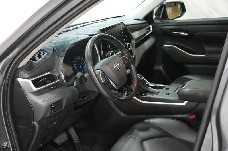Used 2021 Toyota Highlander XLE AWD/4WD image 14