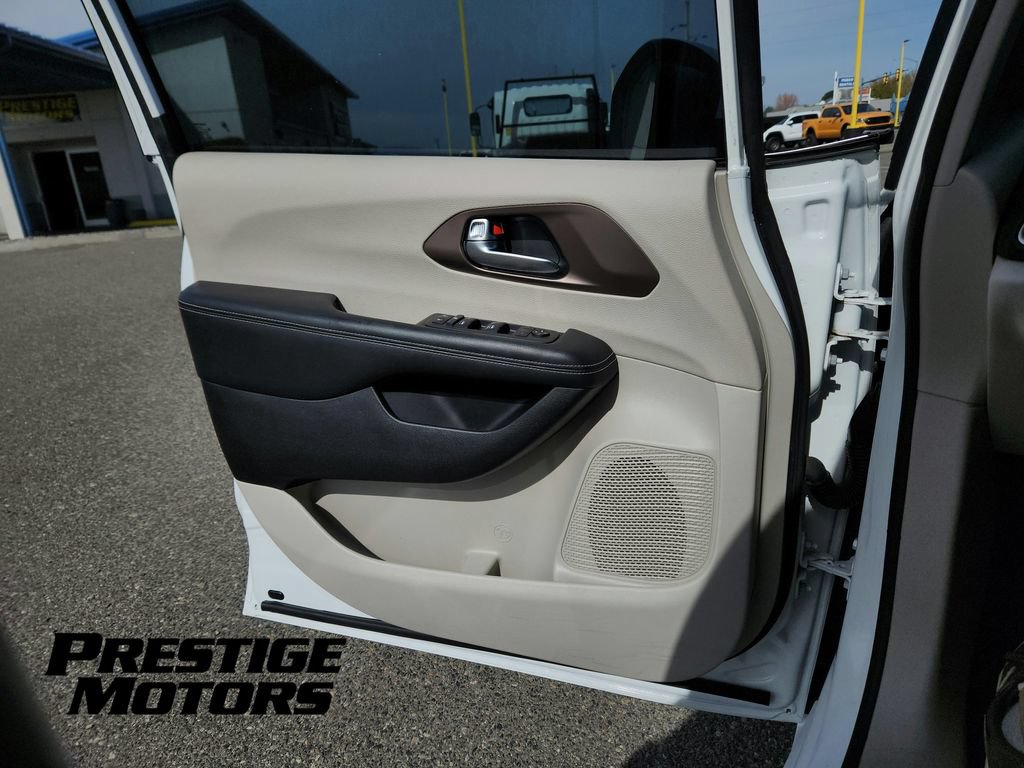 Used 2022 Chrysler Voyager LX FWD image 17