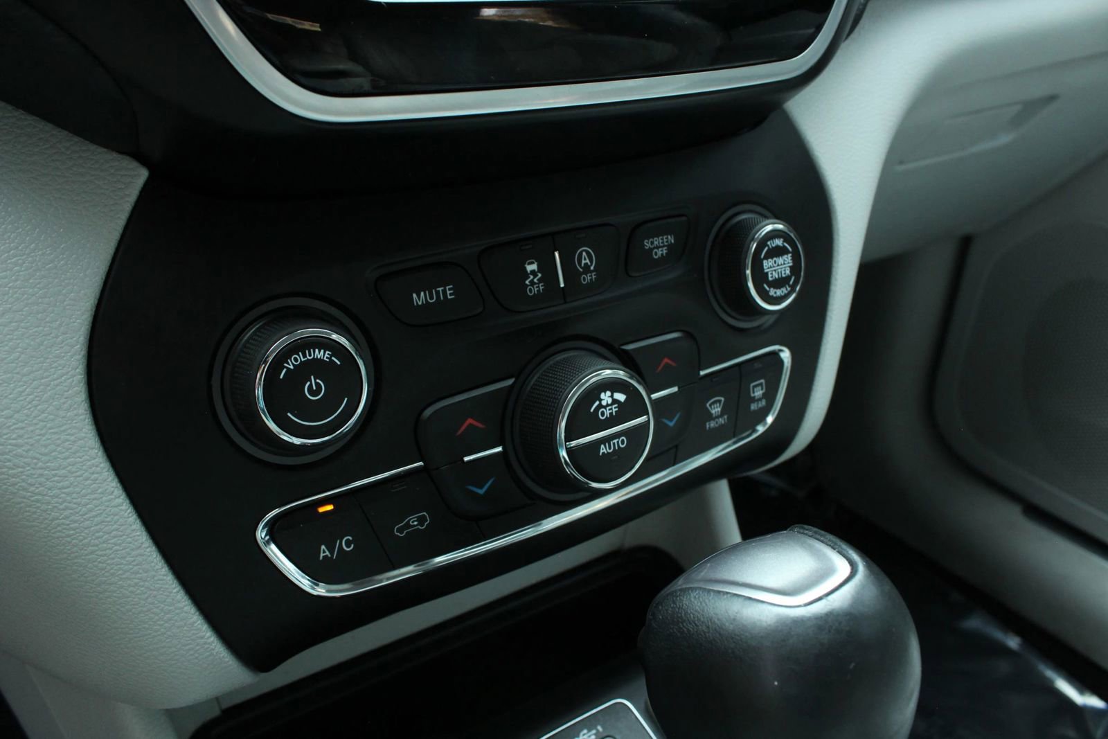 Used 2020 Jeep Cherokee Limited FWD image 42
