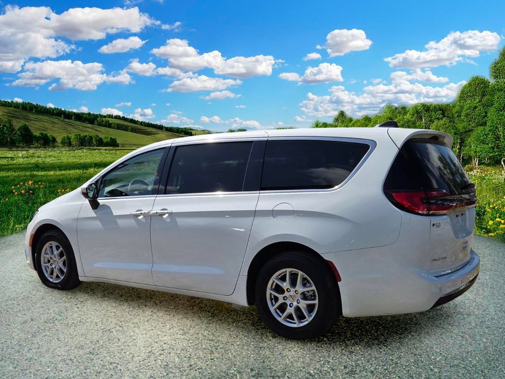 Used 2023 Chrysler Pacifica Touring-L FWD image 4