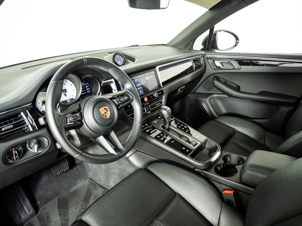 Certified 2024 Porsche Macan Turbo image 4