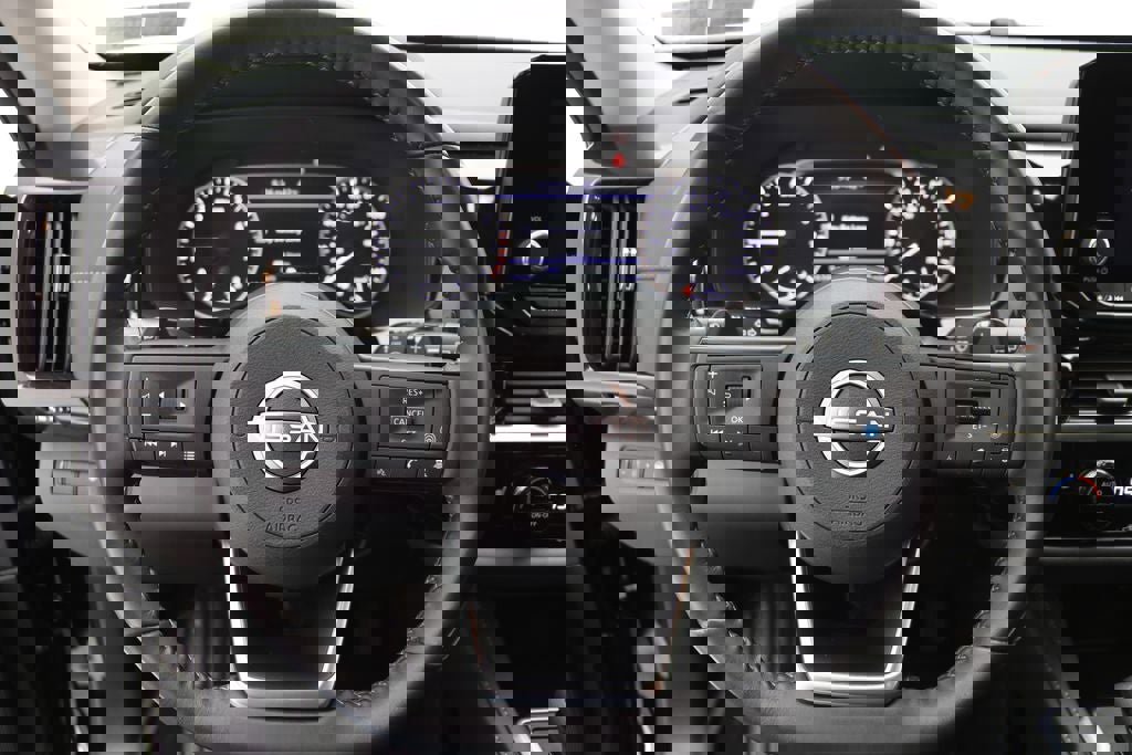 Used 2024 Nissan Pathfinder SV image 16