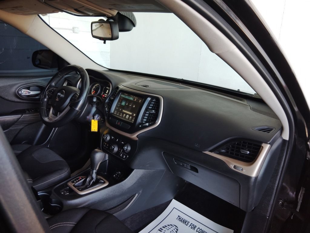 Used 2016 Jeep Cherokee Latitude w/ Comfort & Sound Group FWD image 11