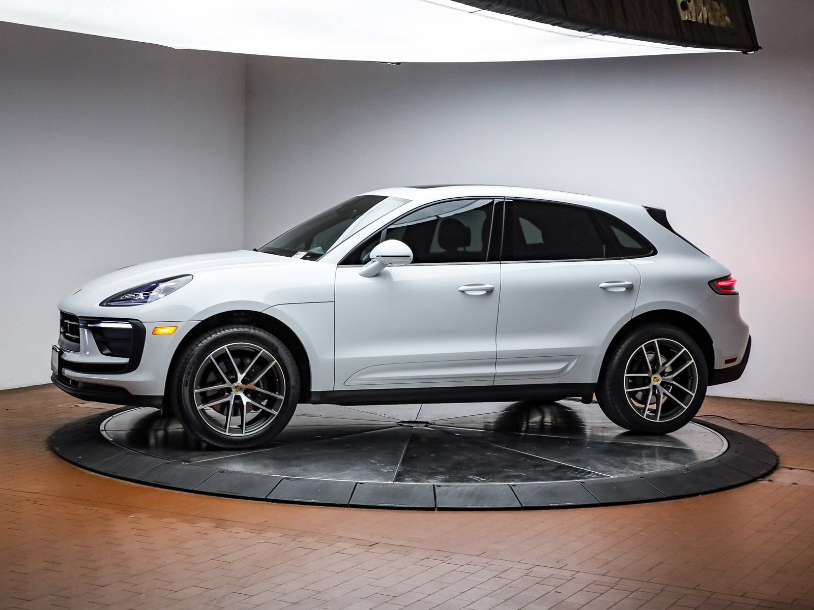 Certified 2026 Porsche Macan AWD/4WD image 2