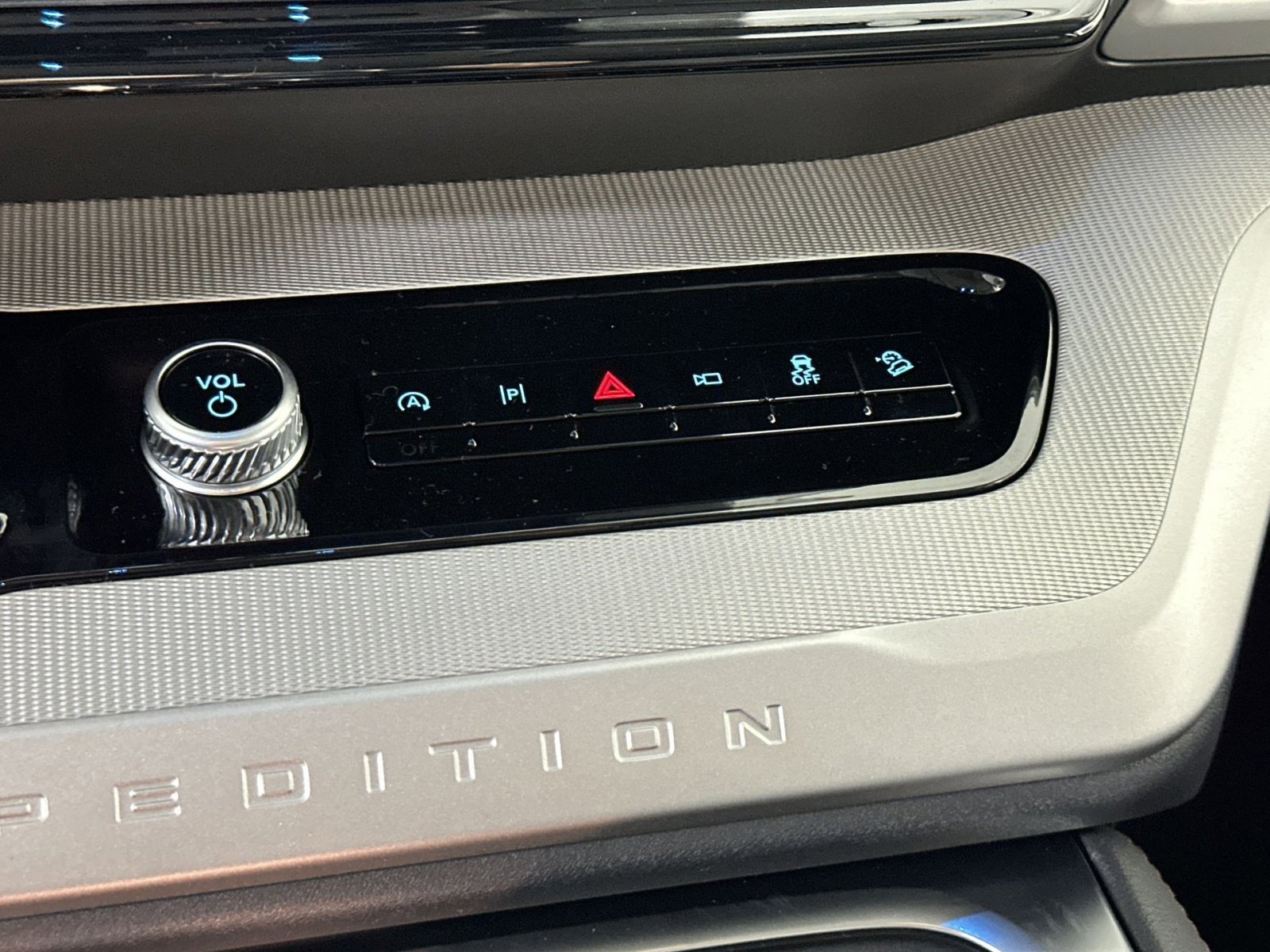 New 2025 Ford Expedition Active image 27