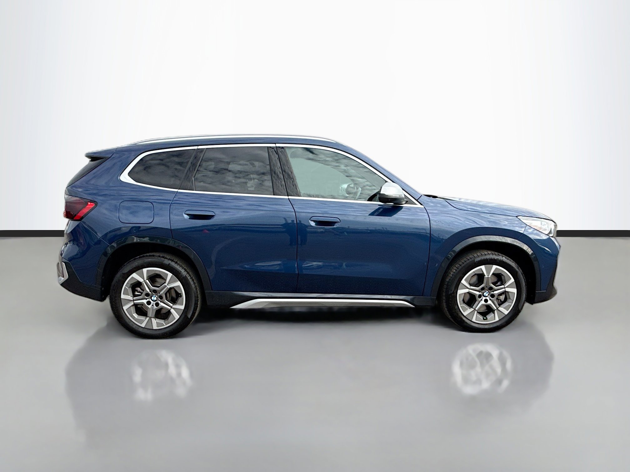Used 2023 BMW X1 xDrive28i w/ Premium Package image 2