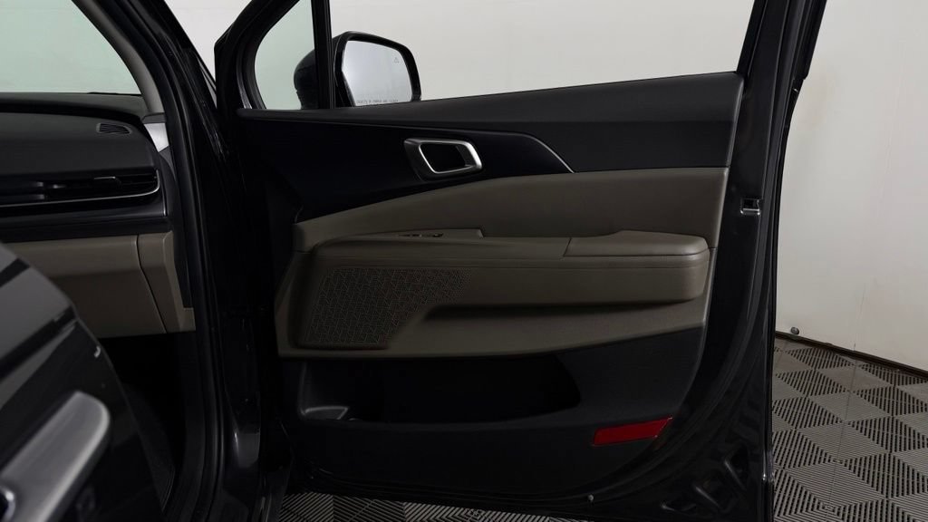 Used 2025 Kia Carnival FWD image 30