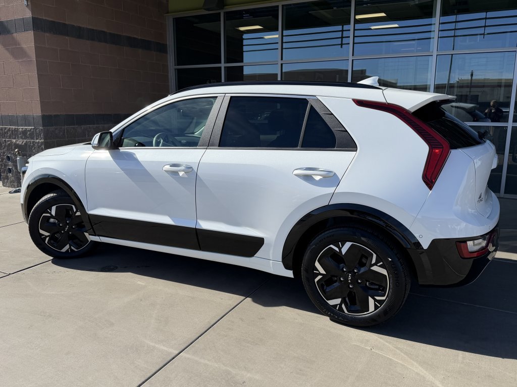 Used 2024 Kia Niro Wave w/ Wave Preserve Package image 5