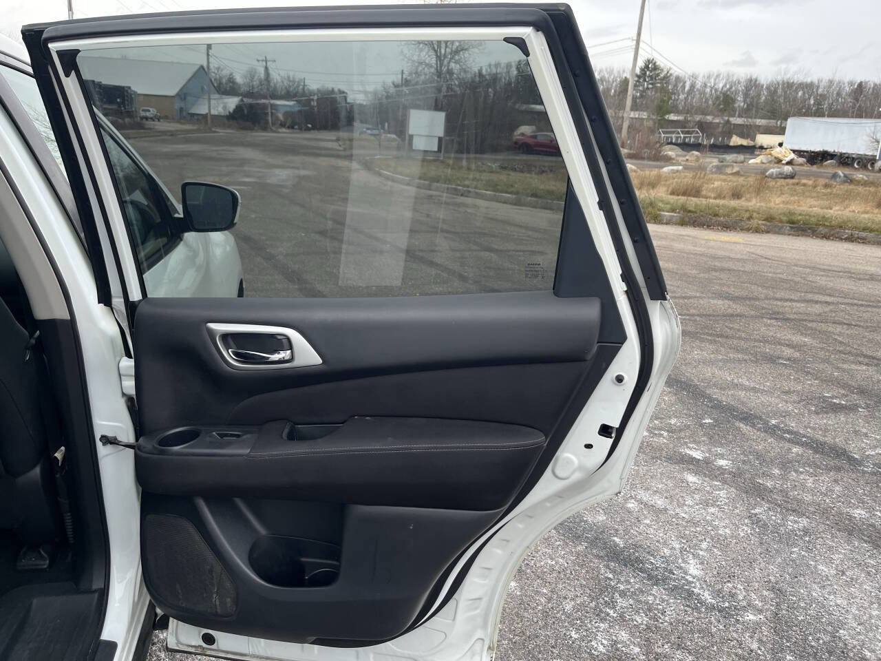 Used 2017 Nissan Pathfinder SV w/ Cargo Package image 15