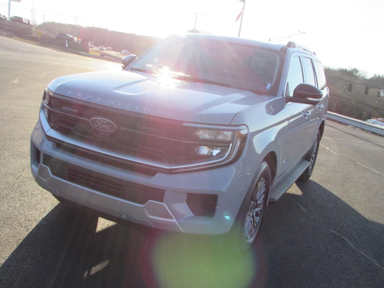 New 2026 Ford Expedition Platinum image 3