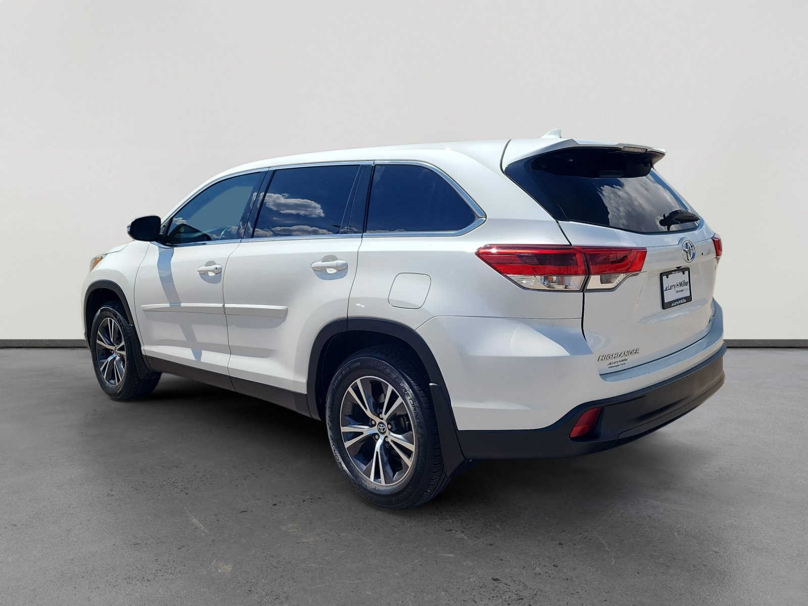 Used 2019 Toyota Highlander Plus AWD/4WD image 3