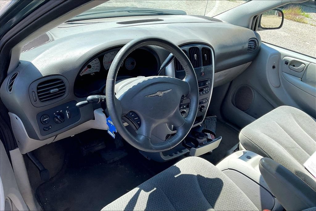 Used 2005 Chrysler Town & Country Touring FWD image 7