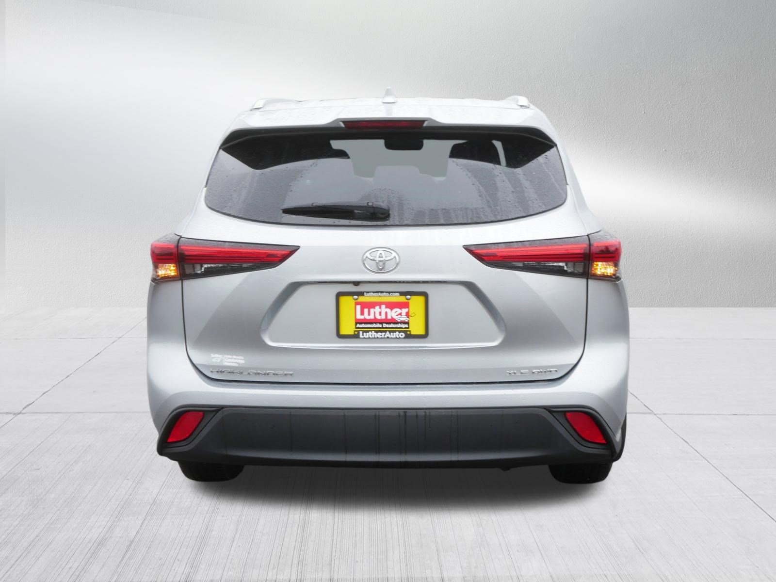 Used 2020 Toyota Highlander XLE AWD/4WD image 6