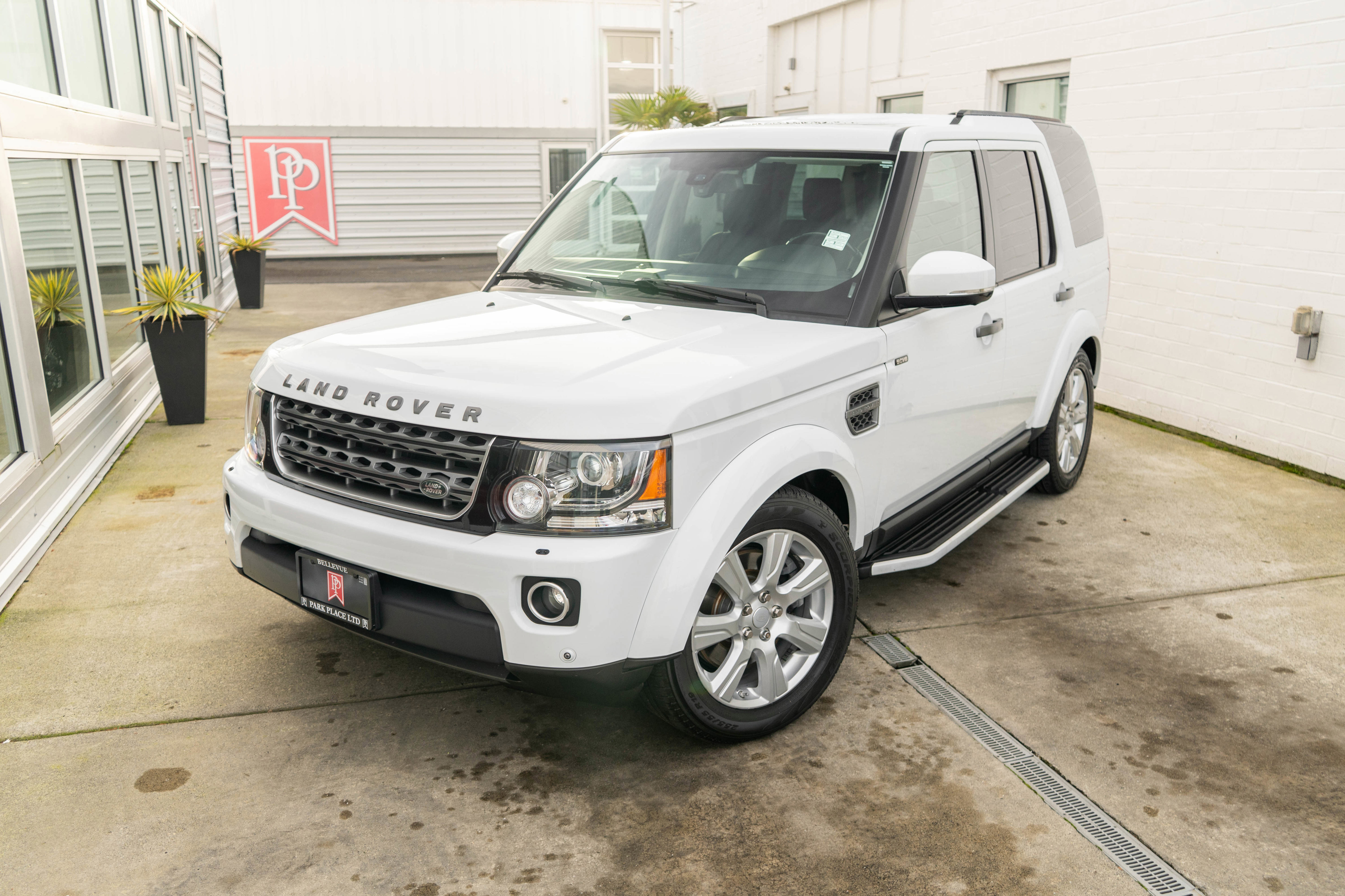 Used 2016 Land Rover LR4 HSE Silver Edition AWD/4WD image 3