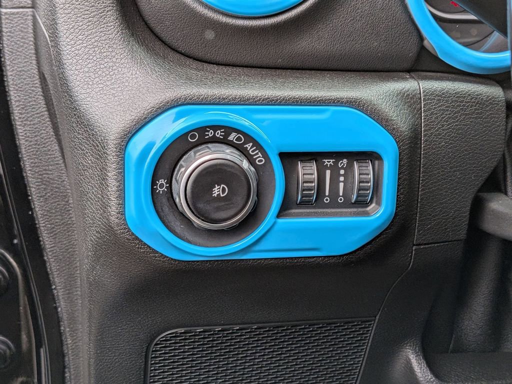 Used 2020 Jeep Wrangler Unlimited Sahara w/ Dual Top Group AWD/4WD image 15