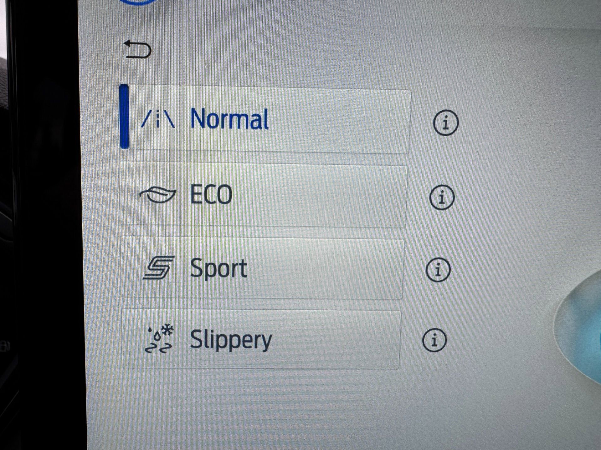 Used 2025 Ford Escape SE image 32