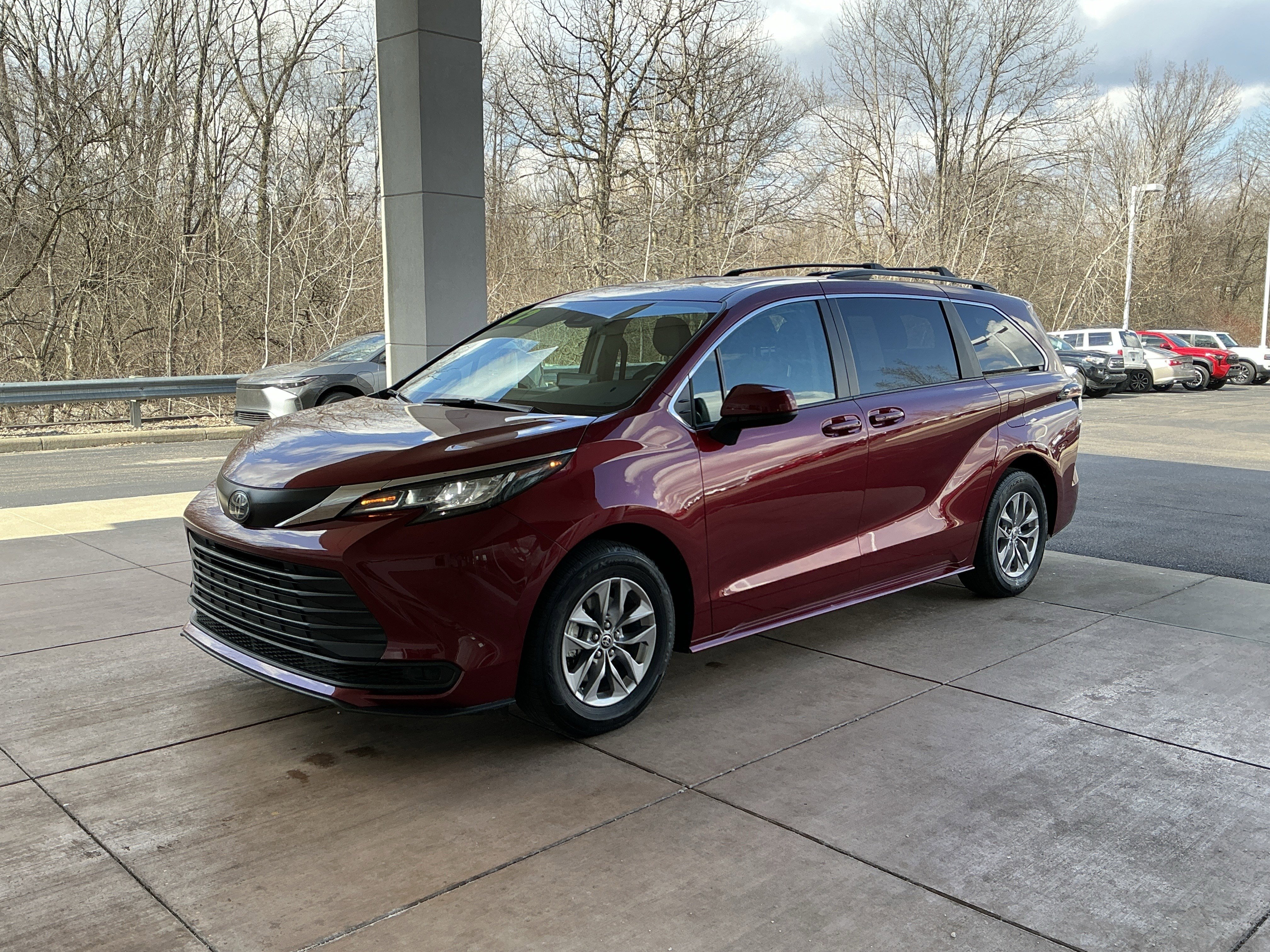 Used 2022 Toyota Sienna LE image 3