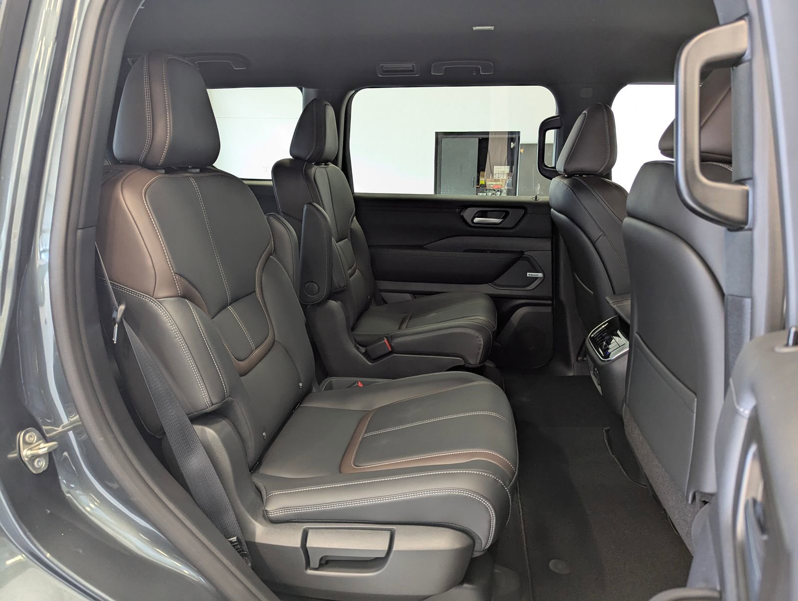 New 2025 Nissan Armada SL w/ Captain's Chari Seat Package image 17