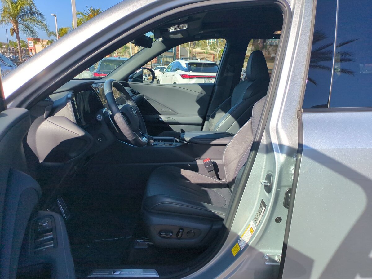 Used 2026 Lexus TX 500h AWD w/ Technology Package image 11
