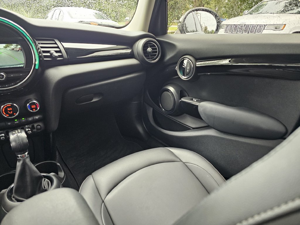 Used 2019 MINI Cooper 4-Door Hardtop w/ Signature Upholstery Package FWD image 14