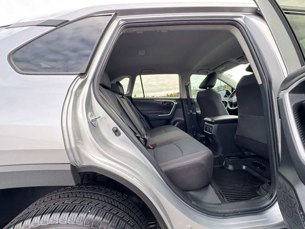 Used 2022 Toyota RAV4 LE image 10
