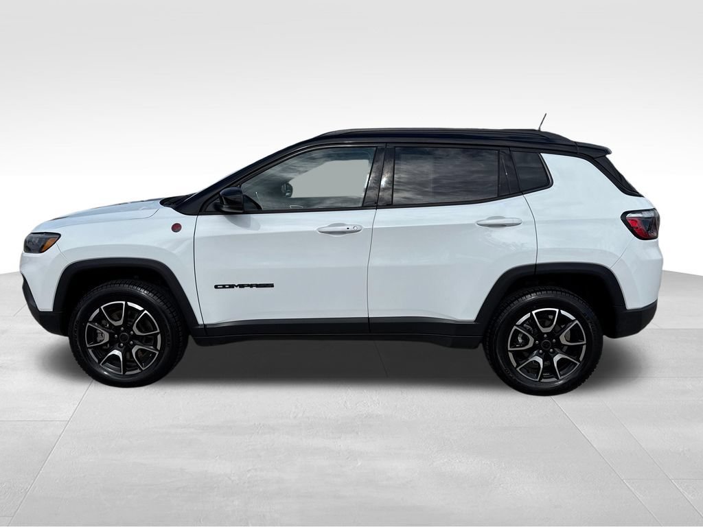 Used 2025 Jeep Compass Trailhawk AWD/4WD image 2