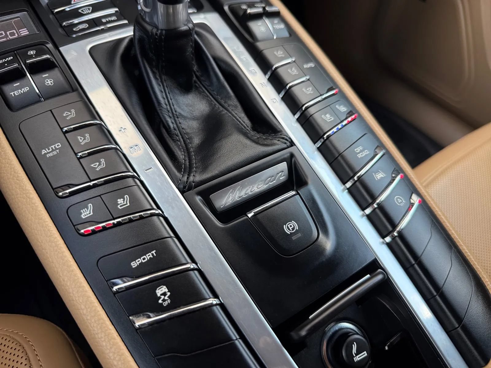 Used 2018 Porsche Macan Sport Edition AWD/4WD image 37