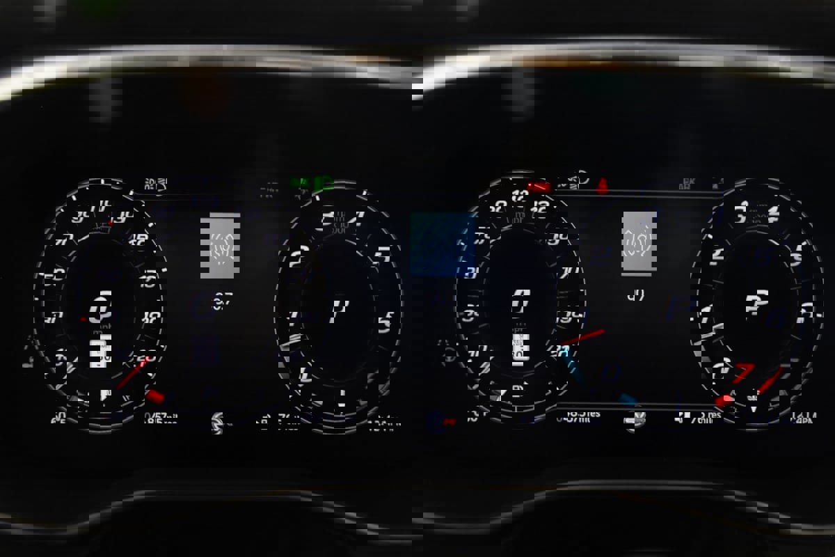 Used 2024 Jaguar F-PACE SVR image 32