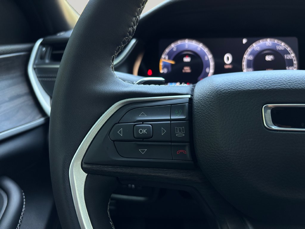 Used 2025 Jeep Grand Cherokee Limited RWD image 21