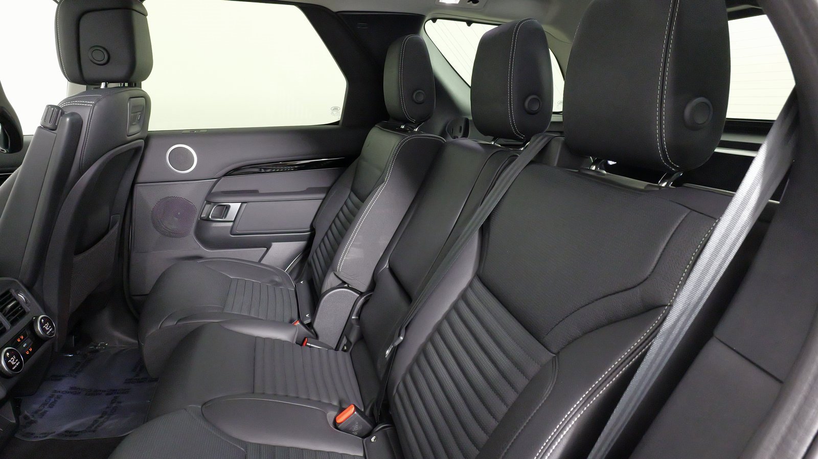 Used 2024 Land Rover Discovery S image 40