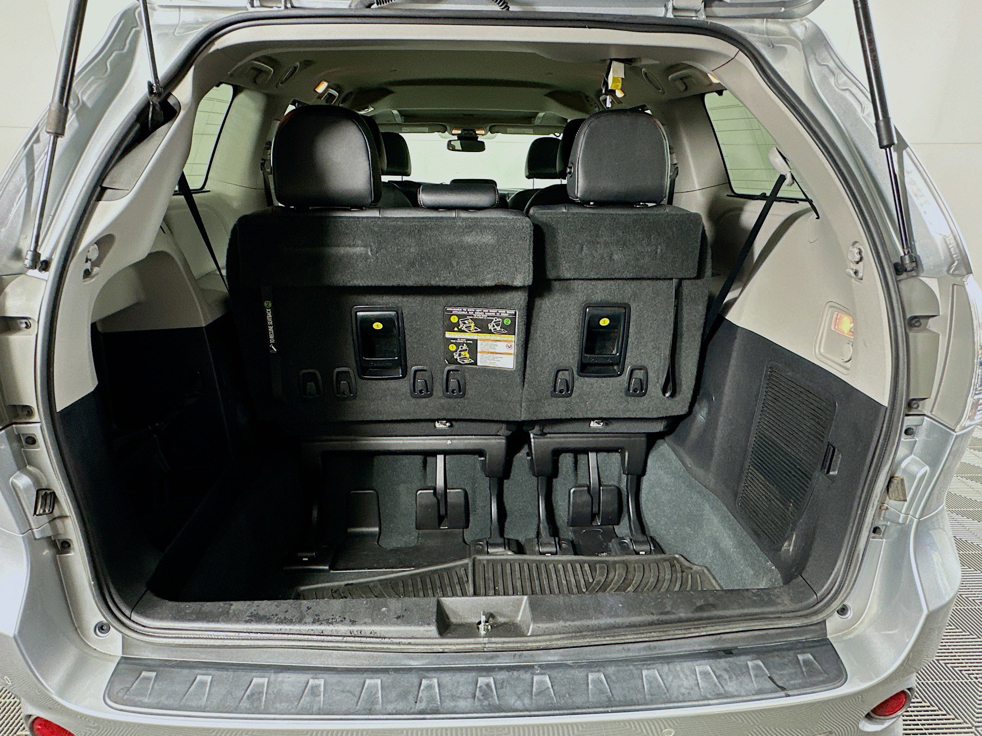Used 2020 Toyota Sienna SE w/ SE Preferred Package image 30