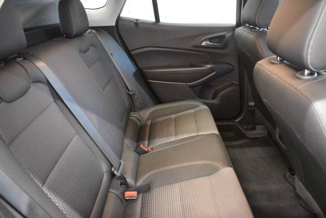 Used 2025 Chevrolet Trax LT w/ LT Convenience Package FWD image 17