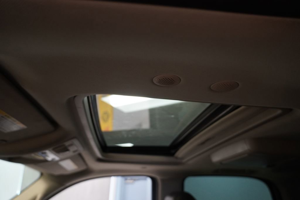 Used 2011 Cadillac Escalade Luxury image 3