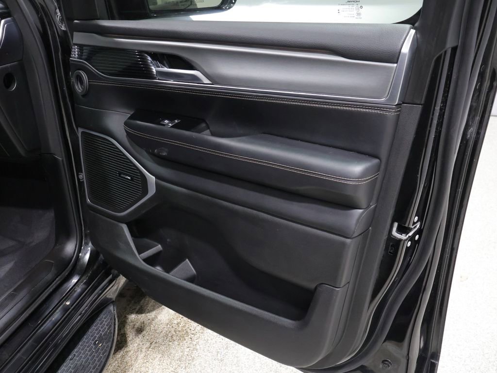 Used 2024 Jeep Wagoneer L Series II image 29