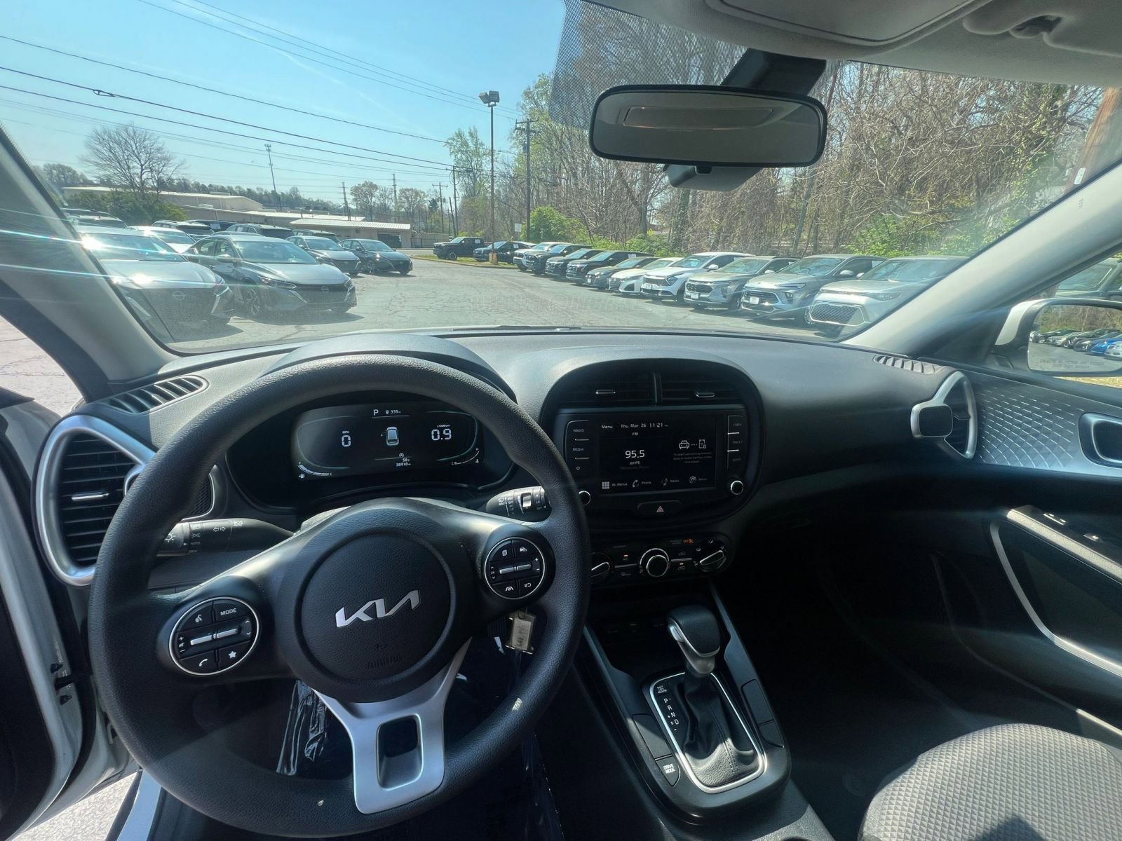 Used 2025 Kia Soul LX w/ LX Technology Package FWD image 28