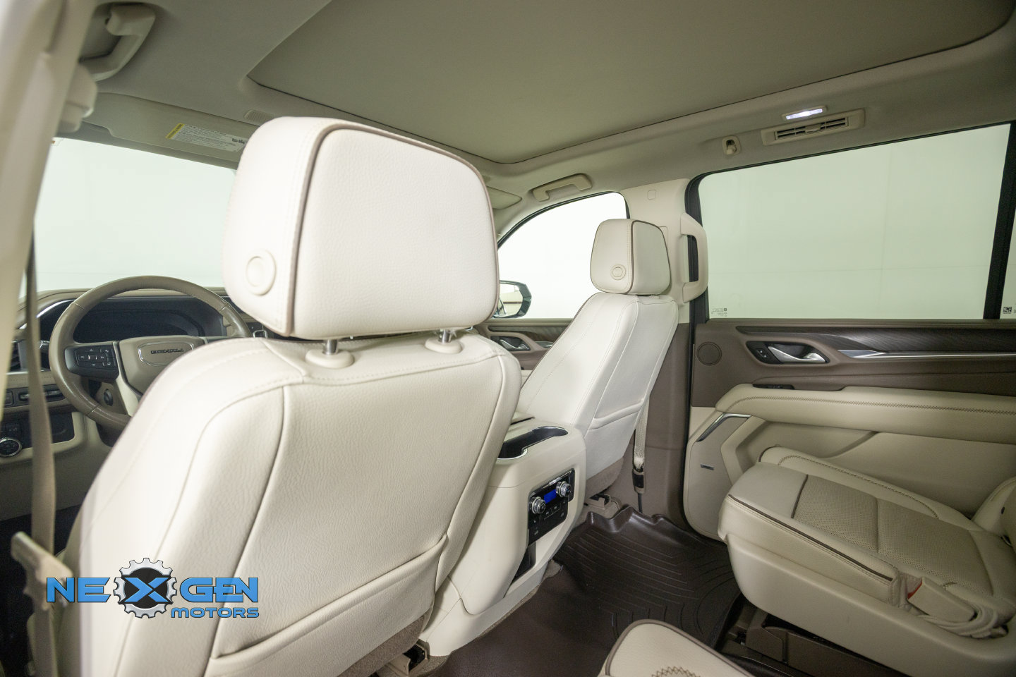 Used 2022 GMC Yukon XL Denali AWD/4WD image 30