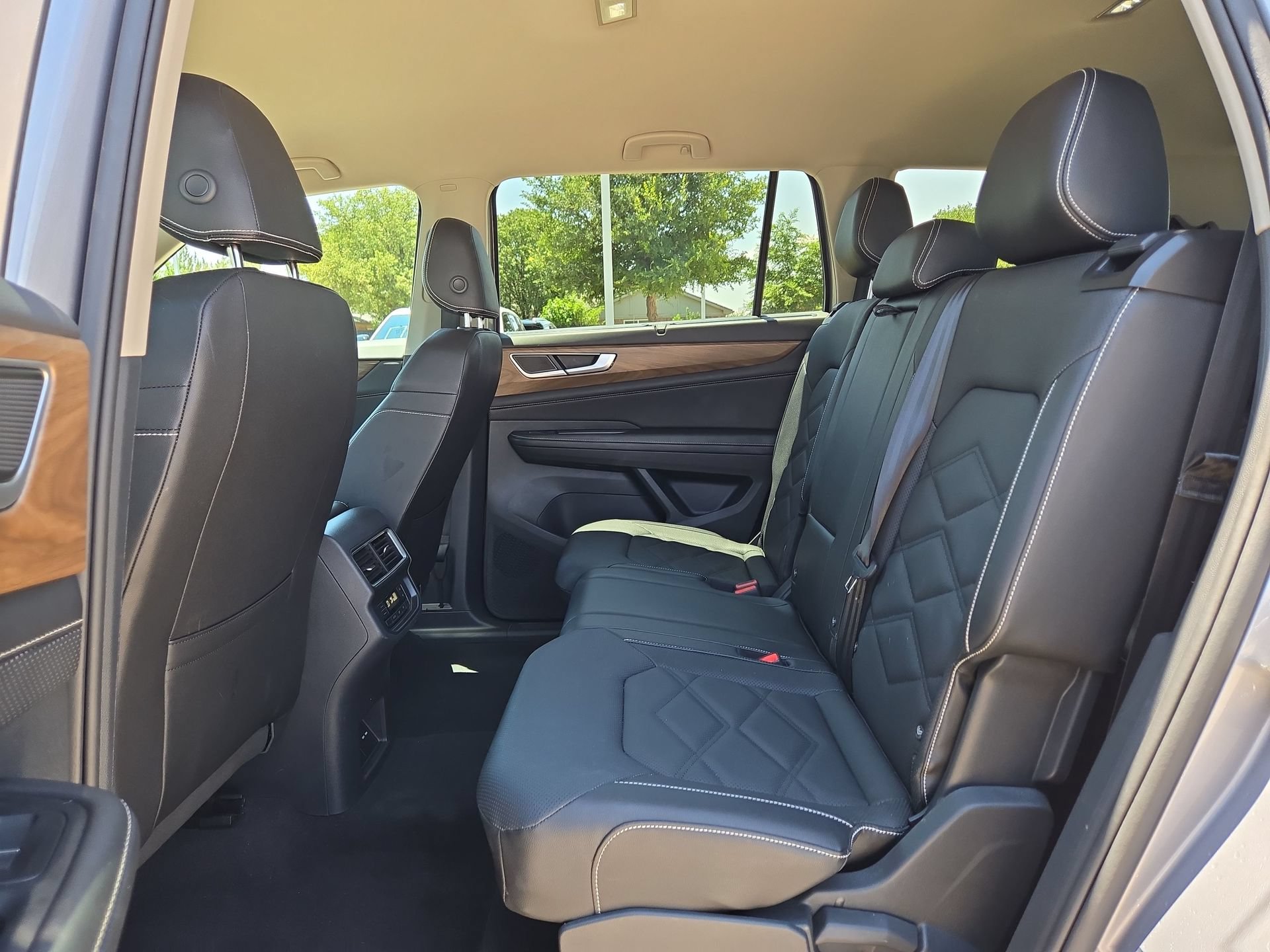 Used 2025 Volkswagen Atlas SE AWD/4WD image 13