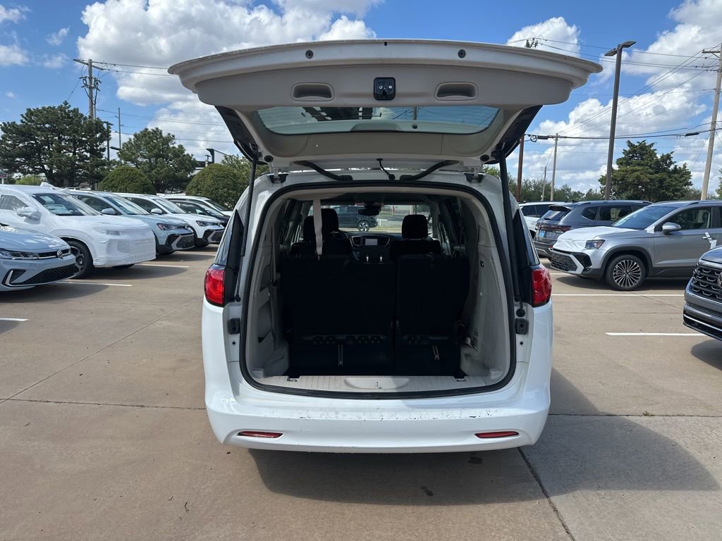 Used 2024 Chrysler Voyager LX image 12
