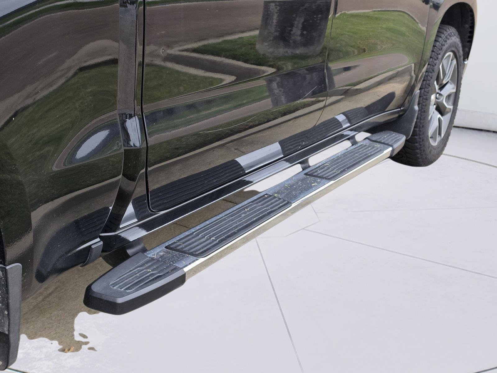 Used 2023 Chevrolet Silverado 1500 LT AWD/4WD image 5