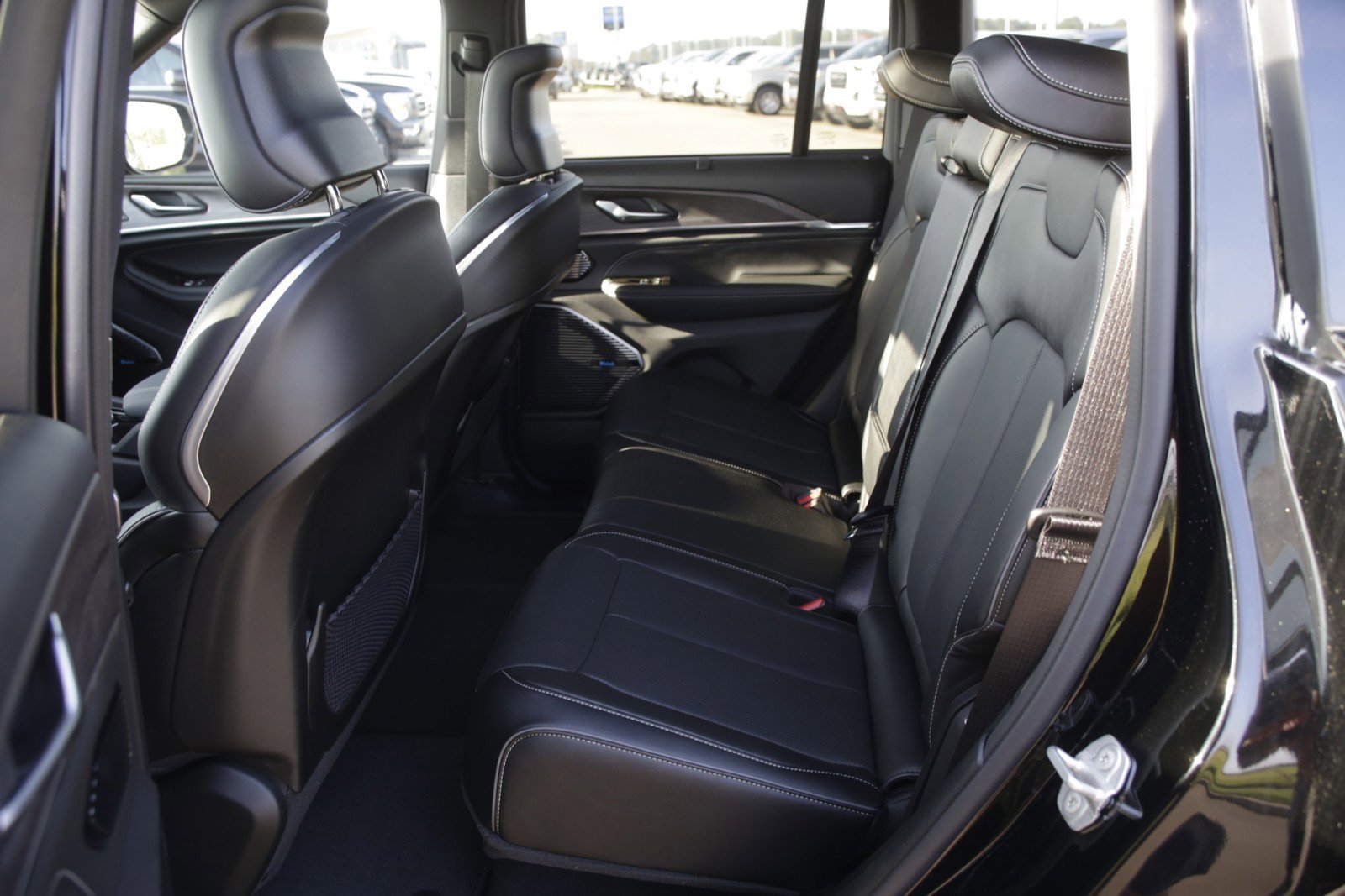 New 2022 Jeep Grand Cherokee Overland w/ Luxury Tech Group IV image 21