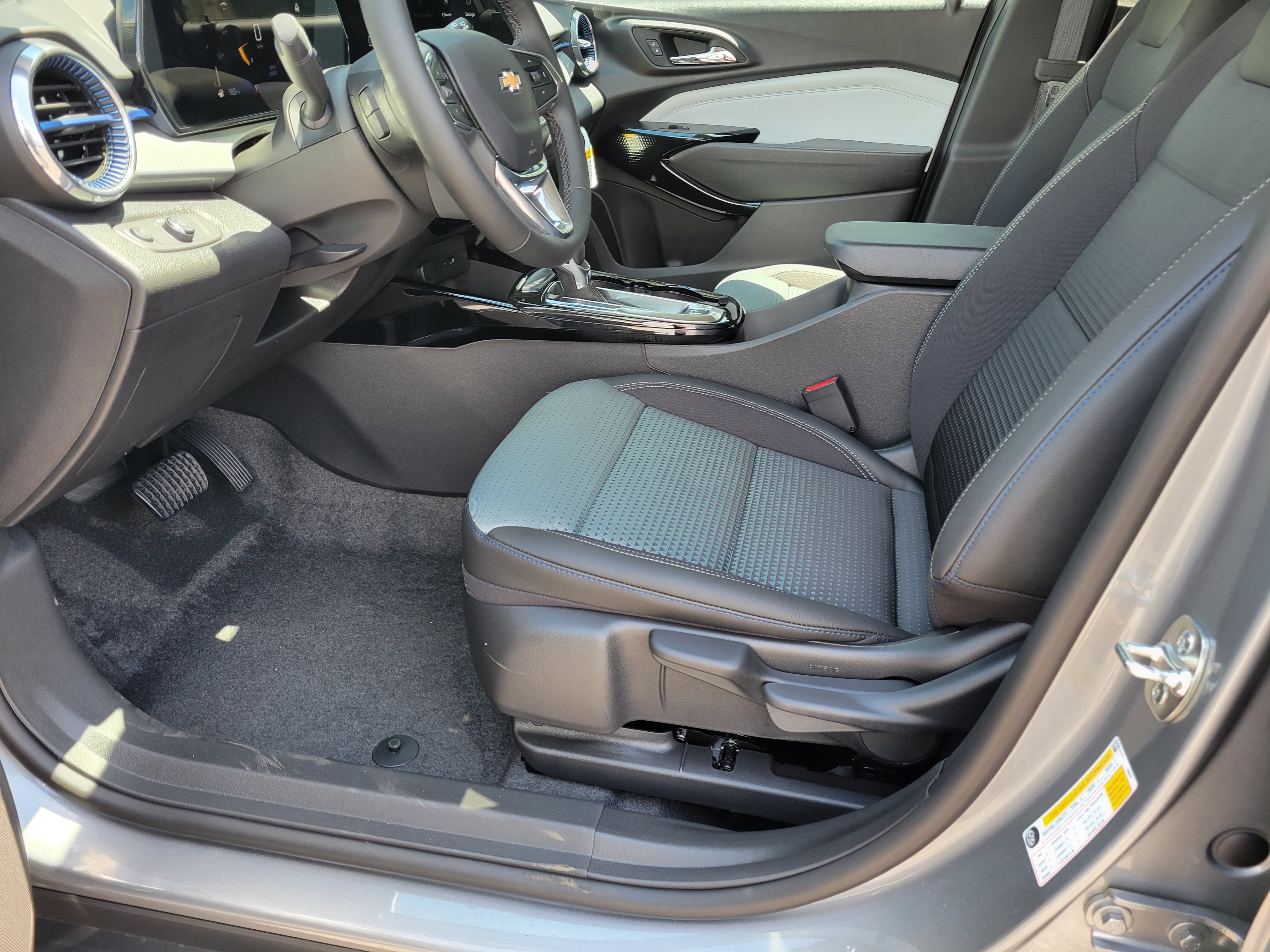New 2026 Chevrolet Trax LT w/ Driver Confidence Package FWD image 28