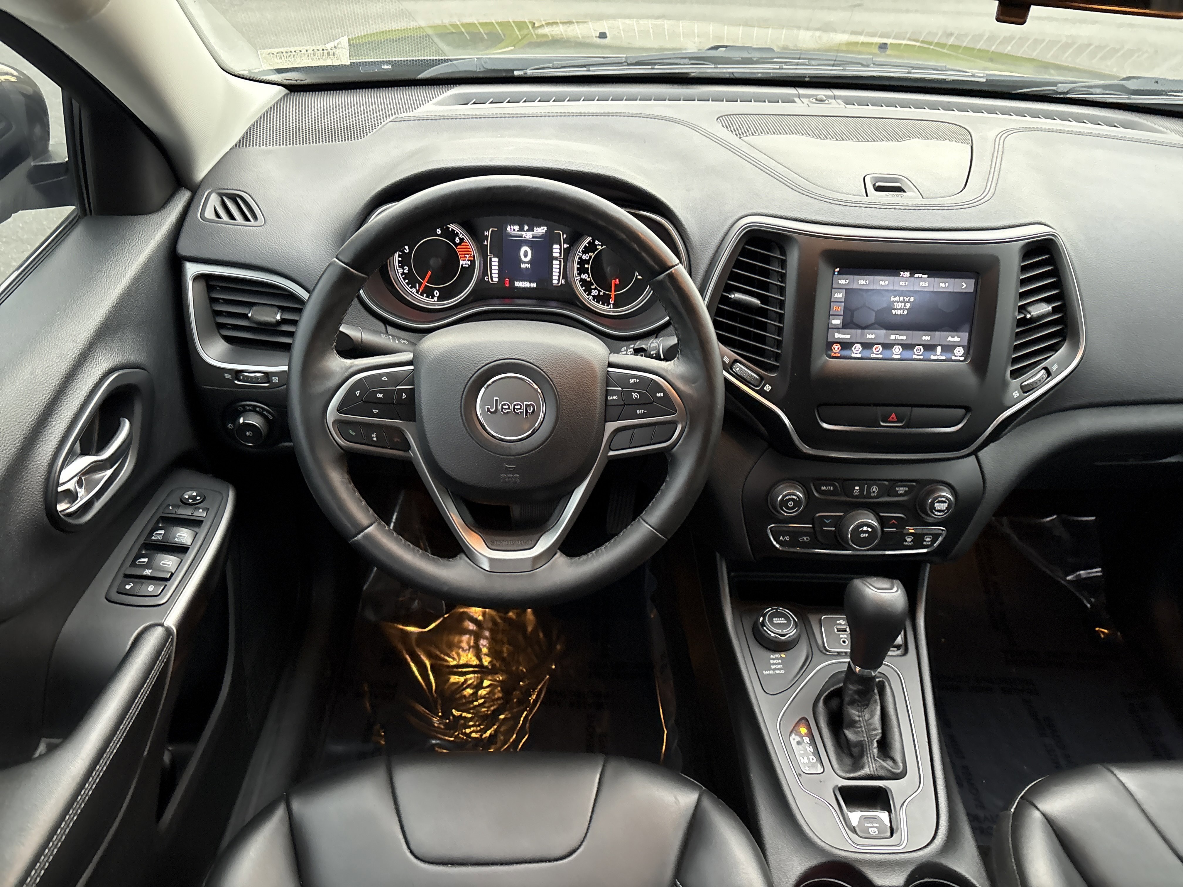 Used 2019 Jeep Cherokee Latitude Plus image 19