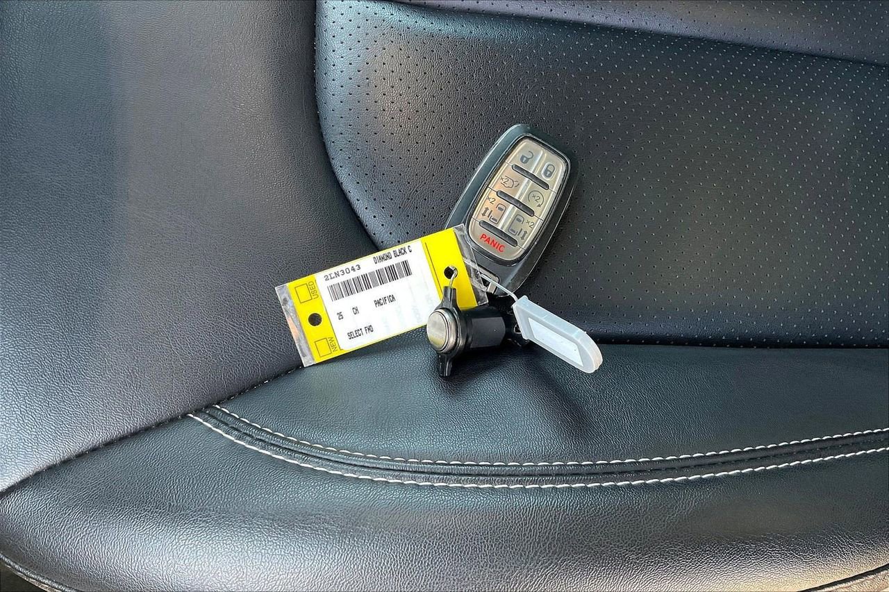 Used 2025 Chrysler Pacifica Select image 33
