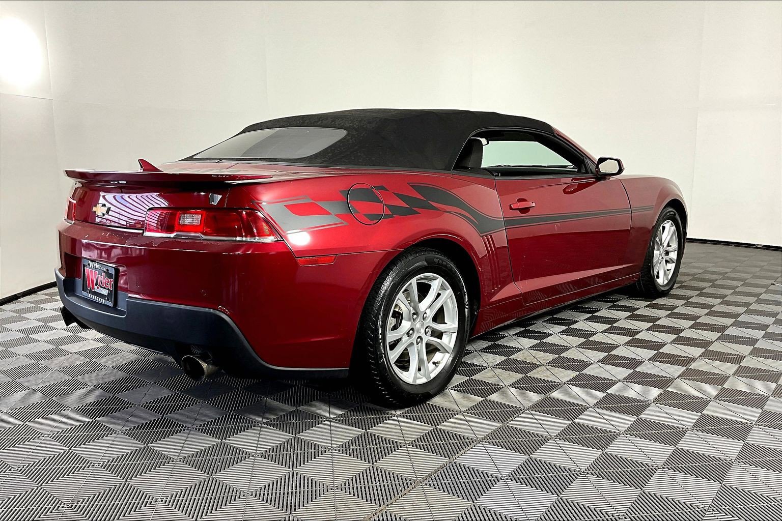 Used 2015 Chevrolet Camaro LT RWD image 32