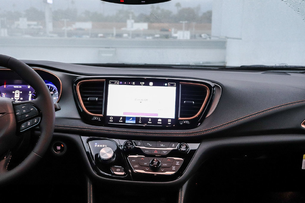 New 2027 Chrysler Pacifica Pinnacle w/ Theater Group FWD image 14